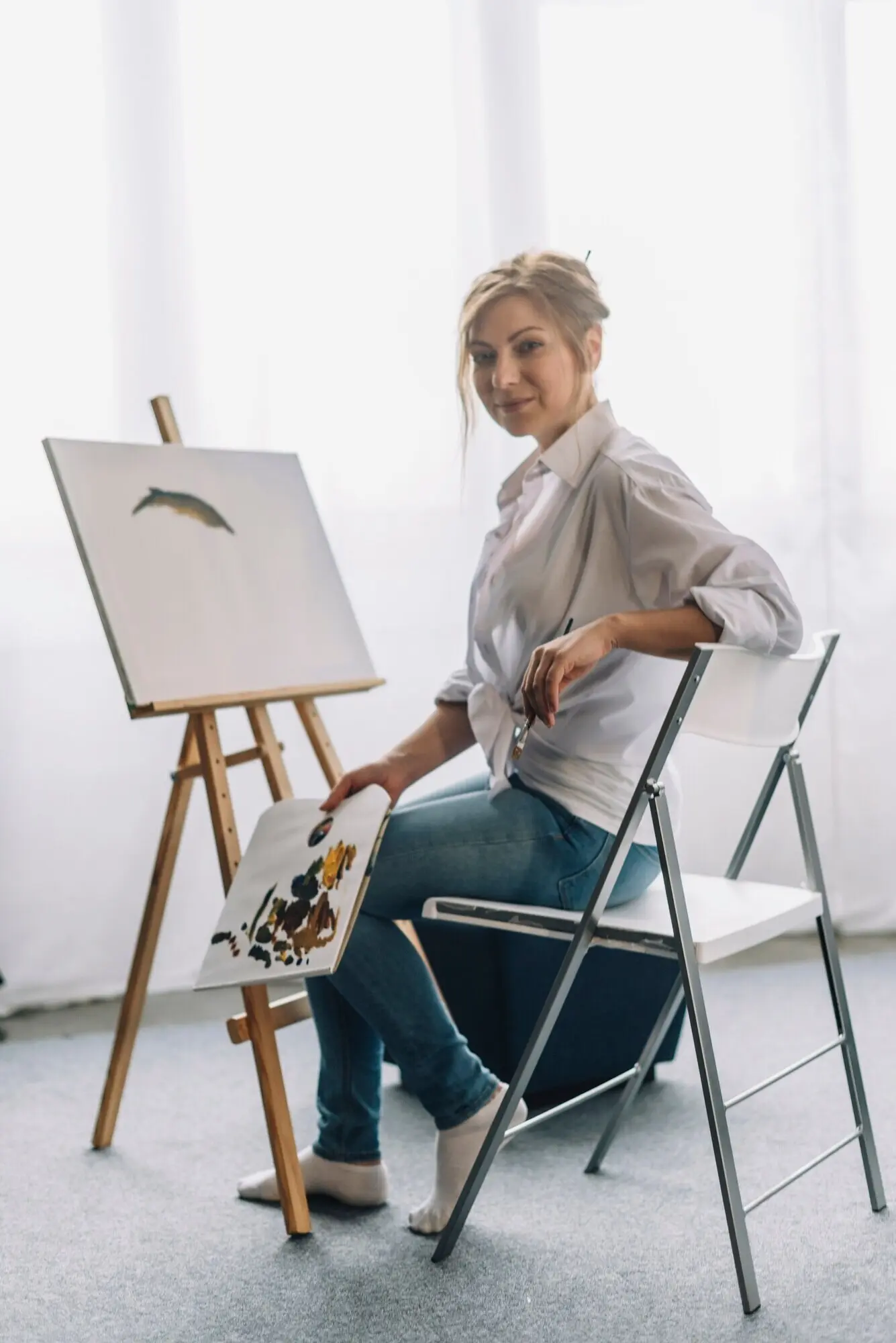 Künstler auf einem Stuhl