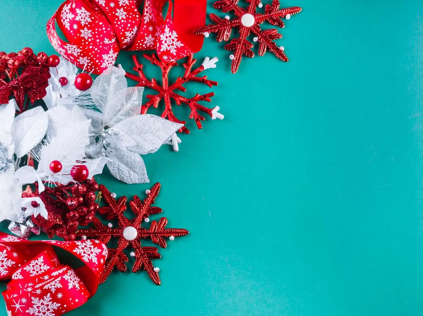 Farbenfrohe Handzettel mit Schneeflocken auf dem Tisch.